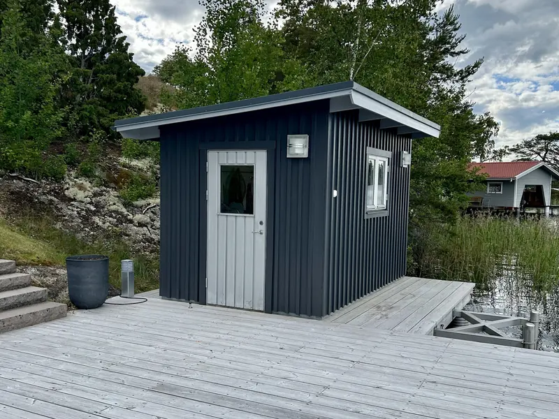 Sjöbodens framsida efter målning