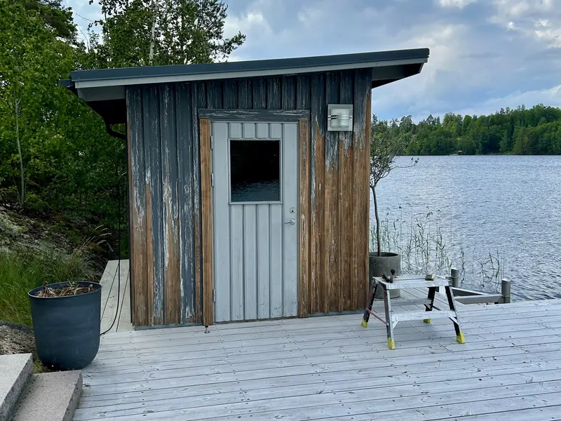 Sjöbodens framsida under arbete, tvättad, skrapad och slipad inför målning