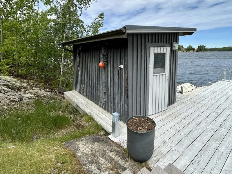 Sjöbodens långsida före målning, sedd från trappan